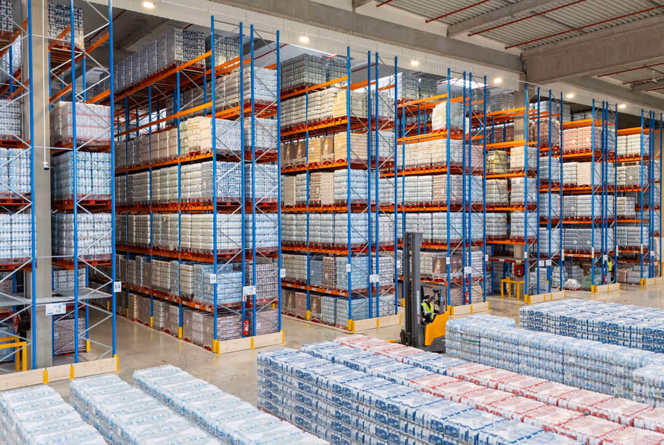 Vue en hauteur d'un entrepôt de stockage de masse, racks et palettes au sol