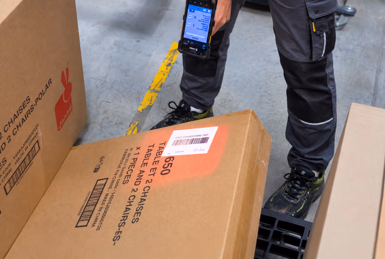 Scan du code-barres d'un carton avec un terminal portable