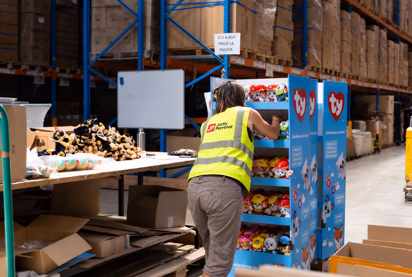 Ligne de co-packing, présentoirs Ty et peluches sur table de travail