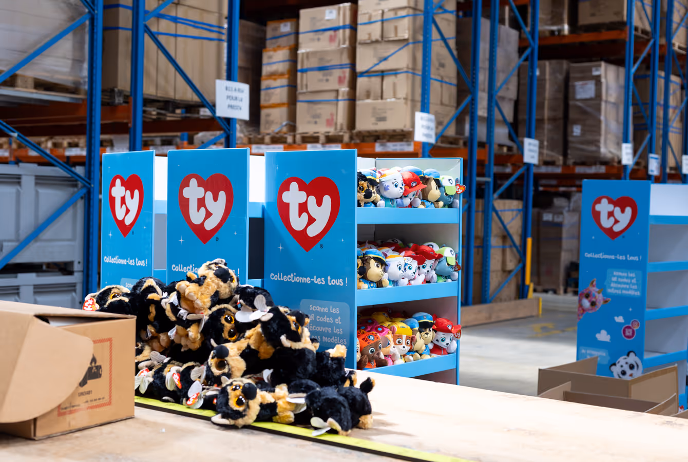 Présentoirs Ty garnis de peluches, prêts à expédier