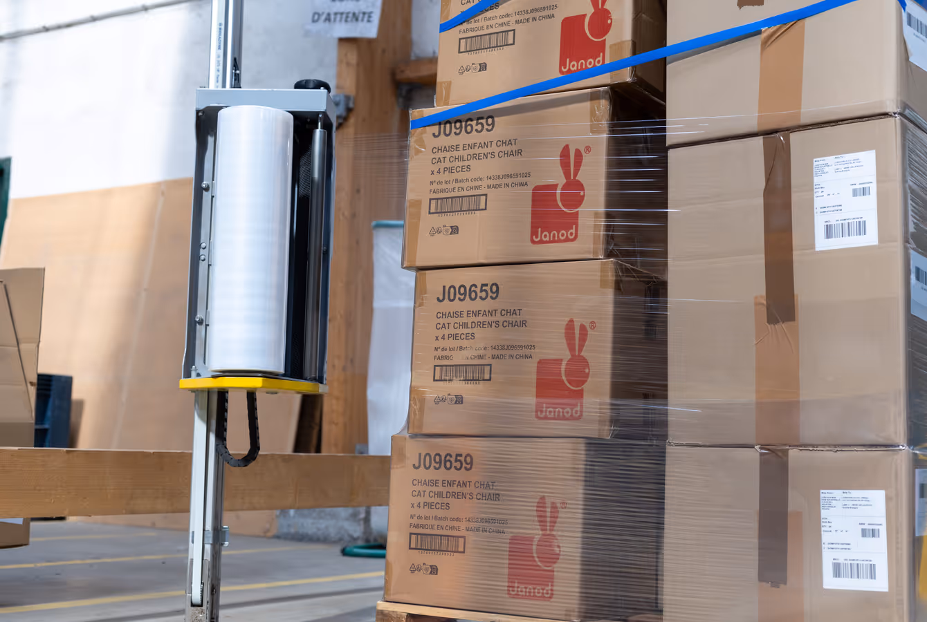 Palette de cartons filmée sous la banderoleuse avant expédition