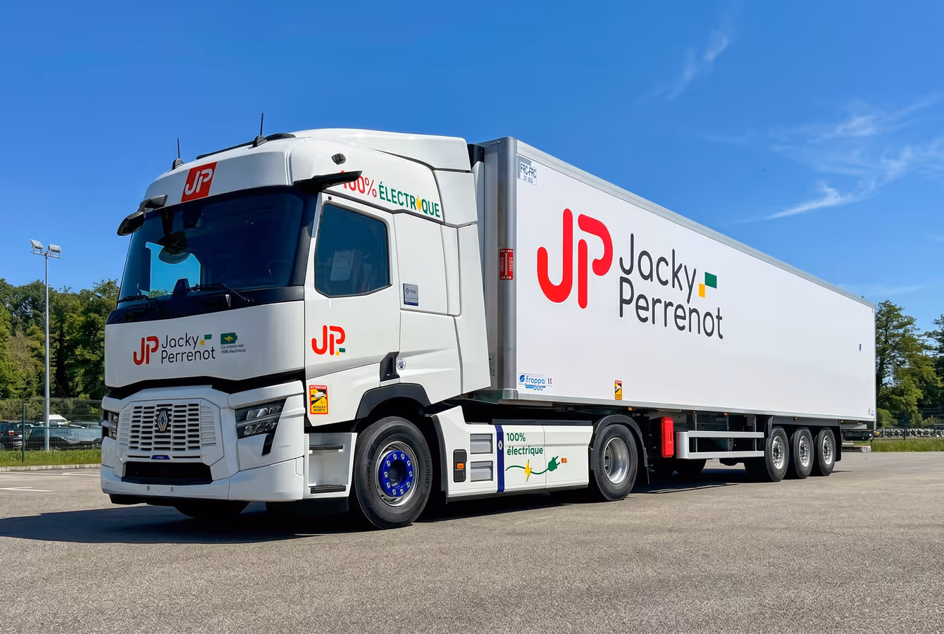 Ensemble routier électrique Jacky Perrenot, semi-remorque au logo, sur un parking