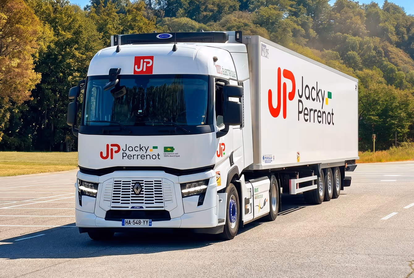 Camion électrique Jacky Perrenot vu de face, semi-remorque frigorifique au logo